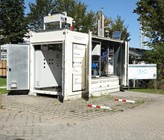 Der Container umfasst zwei getrennte Abteile, eines für die effiziente Anbindung ans elektrische Netz und die Steuerungstechnik (vorne), das andere für den verfahrenstechnischen Aufbau. Kurt Fuchs / Fraunhofer IISB Der Container umfasst zwei getrennte Abteile, eines für die effiziente Anbindung ans elektrische Netz und die Steuerungstechnik (vorne), das andere für den verfahrenstechnischen Aufbau. Kurt Fuchs / Fraunhofer IISB