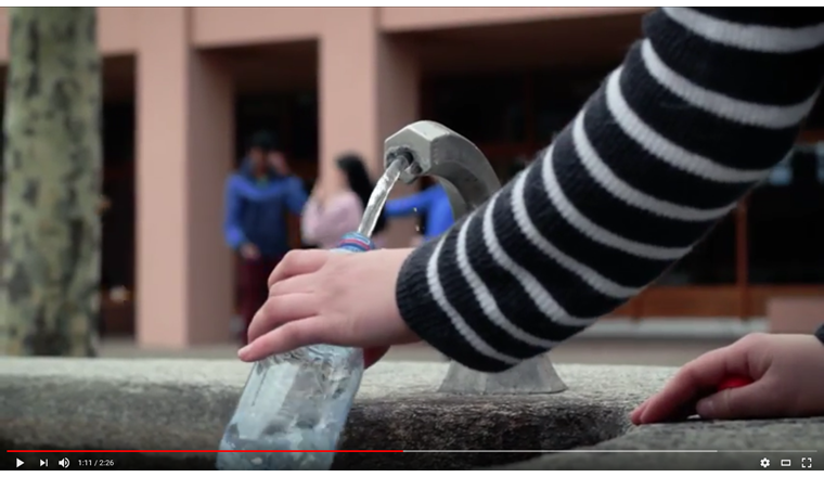 Per incoraggiare bambini e adolescenti a bere acqua potabile, la SSIGA fa ricorso come detto a partnership non convenzionali, come quella con la Schtifti Foundation.