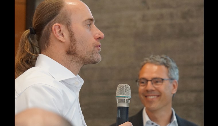 Gert Müller-Syring, DBI Gas- und Umwelttechnik GmbH, a présenté la nouvelle base de données verifHy. En arrière-plan, modérateur de la journée technique H₂ à Bienne : Diego Modolell, responsable du secteur gaz/chauffage à distance de la SSIGE.