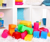 Zu den Bereichen, wo Chemikalien in Plastik in hohem Mass besorgniserregend sind, zählen Spielzeuge, Möbel, Textilien und Lebensmittelverpackungen. (Bild: ©adobestock)