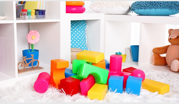 Zu den Bereichen, wo Chemikalien in Plastik in hohem Mass besorgniserregend sind, zählen Spielzeuge, Möbel, Textilien und Lebensmittelverpackungen. (Bild: ©adobestock)