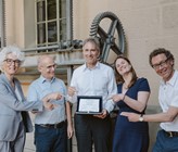 Um die Umsetzung vorbildlicher Energiesysteme zu verbreiten, vergibt InfraWatt jährlich einen Innovationspreis. 2023 erhält der Energie Service Biel/Bienne ESB den Preis für ihr innovatives Projekt «Seewasserwerk Ipsach: Energierückgewinnung in der Umkehrosmose-Stufe». (Bild: ©Eve Kohler) Um die Umsetzung vorbildlicher Energiesysteme zu verbreiten, vergibt InfraWatt jährlich einen Innovationspreis. 2023 erhält der Energie Service Biel/Bienne ESB den Preis für ihr innovatives Projekt «Seewasserwerk Ipsach: Energierückgewinnung in der Umkehrosmose-Stufe». (Bild: ©Eve Kohler)