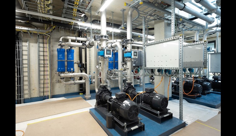Les cylindres bleus à l’arrière-plan servent à la récupération d’énergie au moyen du PX Pressure Exchanger de la société Energy Recovery. (Image : ©ESB)