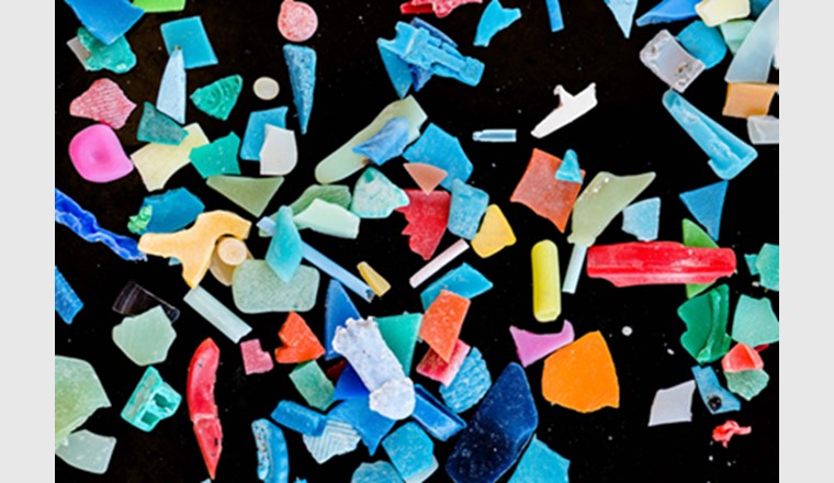 Mikroplastik: Plastikstückchen unter 5 Millimeter Grösse gelangen leicht in Gewässer. (Bild: ©Bernd Nowack, Empa)