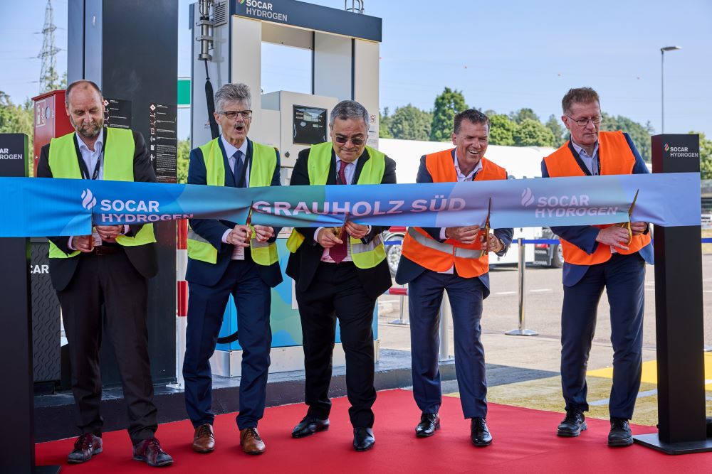 Die erste Wasserstoff-Tankstelle an einer Schweizer Autobahn wurde an der Raststätte Grauholz bei Bern feierlich eröffnet von (v.l.) Jürg Röthlisberger, Direktor des Bundesamts für Strassen (Astra), Marco Rupp, Gemeindepräsident Ittigen, Fuad Isgandarov, Botschafter der Republik Aserbeidjan, Edgar Bachmann, CEO Socar Energy Switzerland GmbH. (Bild: ©SOCAR)