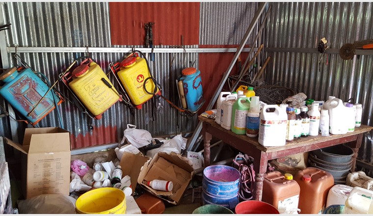 Spritzgeräte und Pestizide in einem Schuppen in der Region Zarcero, Costa Rica. (Bild: ©Samuel Fuhrimann, Swiss TPH)