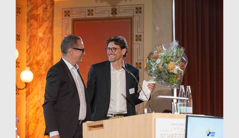 Der frisch gewählte SVGW-Präsident Michele Broggini (r.) mit Markus Küng, SVGW-Präsident von 2019-2023. (© Lukas Imhof)