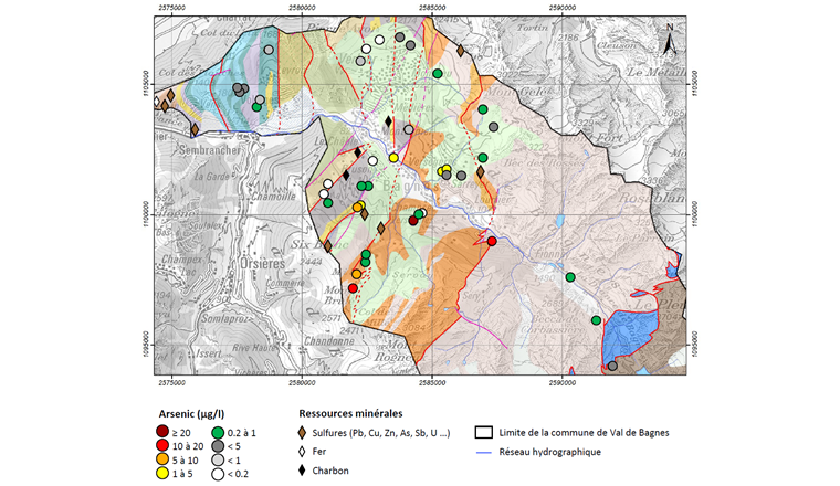 Fig. 4 Concentration en µg/l pour l’arsenic dans les eaux de 40 sources (maximum mesuré pour l’ensemble des campagnes). Situation des principales ressources minérales selon (Cavalli et al. 2002, [7]) sur le territoire de la commune de Val de Bagnes (fond de carte: carte géologique de la Suisse au 1:500 000, Office fédéral de topographie swisstopo). La légende de la géologie est donnée dans la figure 2.