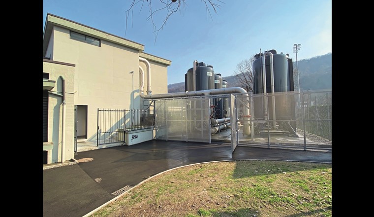 Zur Entfernung von PFOS wurde die Aufbereitung des im Brunnen Prà Tiro gefassten Grundwassers durch eine Aktivkohlefiltration ergänzt. Dabei fliesst das Wasser nacheinander durch die sechs schwarzen Silos, die die Aktivkohlefilter enthalten. (© AGE SA)