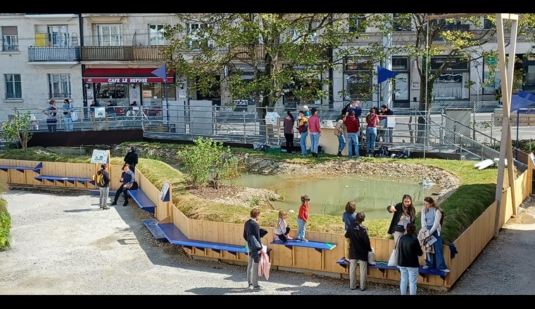 Fig. 6. Ein Teich ist ein Treffpunkt, eine einladende Grün- und Blaufläche inmitten der Stadt. Im Bild der Teich André Venturi bei einem pädagogischen Tag an der HEPIA (Genf).