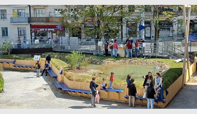 Fig. 6 L’étang constitue un lieu de rencontre, un espace bleu et vert convivial au cœur de la cité. Ici l’étang André Venturi, lors d’une journée pédagogique à HEPIA (Genève).