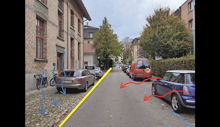 Fig. 2 Quartierstrasse in der Schweiz: Für die Parkplätze auf den Privatparzellen werden sickerfähige Beläge eingefordert, die Blaue-Zonen-Parkplätze hingegen sind versiegelt. Die Nutzung der Parkplätze in der Tempo-30-Quartierstrasse ist jedoch unabhängig vom Flächeneigentum dieselbe.