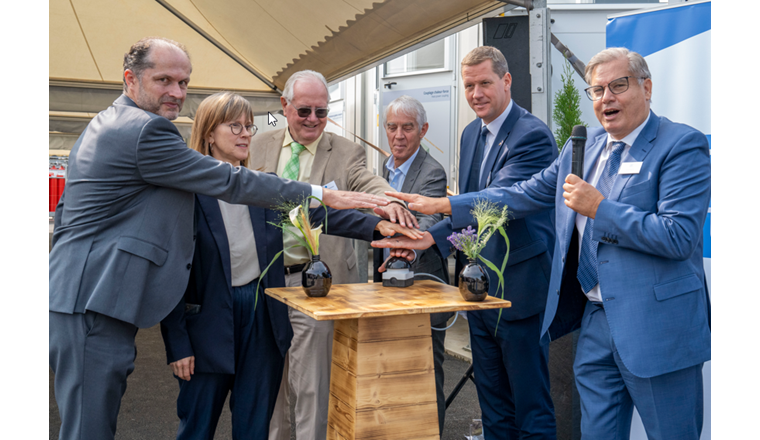 Das Innovation Lab wird feierlich mit einem Knopfdruck in Betrieb genommen. (Foto: ©Jean-Luc_Auboeut)