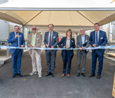 Einweihung der neuen Plattform für erneuerbare Energien, die von Gaznat geschaffen wurde. Gemeinsam durchschneiden sie das Band (v. l. n. r. ): René Bautz - Generaldirektor von Gaznat, Philippe Petitpierre - Präsident von Gaznat, Benoît Revaz - Direktor des BFE, Aline Clerc - Direktorin der DGE-DIREN Vaud, Martin Vetterli - Präsident der EPFL, Grégory Devaud - Bürgermeister von Aigle (Foto: ©Jean-Luc_Auboeut) Einweihung der neuen Plattform für erneuerbare Energien, die von Gaznat geschaffen wurde. Gemeinsam durchschneiden sie das Band (v. l. n. r. ): René Bautz - Generaldirektor von Gaznat, Philippe Petitpierre - Präsident von Gaznat, Benoît Revaz - Direktor des BFE, Aline Clerc - Direktorin der DGE-DIREN Vaud, Martin Vetterli - Präsident der EPFL, Grégory Devaud - Bürgermeister von Aigle (Foto: ©Jean-Luc_Auboeut)
