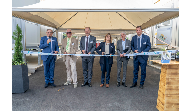 Einweihung der neuen Plattform für erneuerbare Energien, die von Gaznat geschaffen wurde. Gemeinsam durchschneiden sie das Band (v. l. n. r. ): René Bautz - Generaldirektor von Gaznat, Philippe Petitpierre - Präsident von Gaznat, Benoît Revaz - Direktor des BFE, Aline Clerc - Direktorin der DGE-DIREN Vaud, Martin Vetterli - Präsident der EPFL, Grégory Devaud - Bürgermeister von Aigle (Foto: ©Jean-Luc_Auboeut)