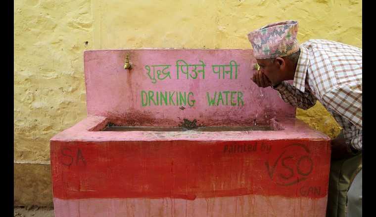 La qualité microbienne de l’eau potable de ce puits dans une école au Népal peut être testée facilement grâce à un laboratoire de terrain abordable (photo: Ariane Schertenleib).