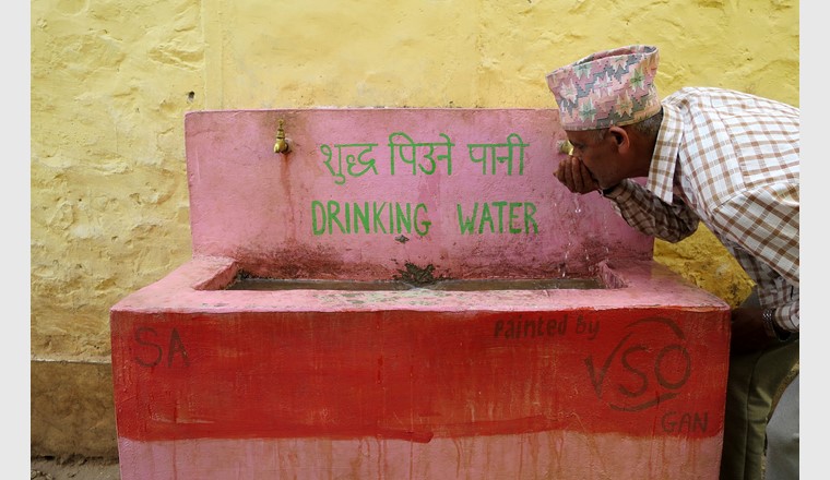 La qualité microbienne de l’eau potable de ce puits dans une école au Népal peut être testée facilement grâce à un laboratoire de terrain abordable (photo: Ariane Schertenleib).
