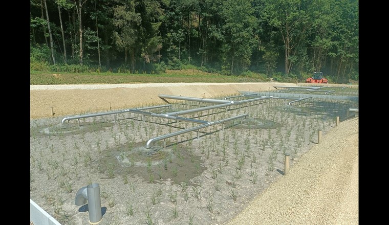 Mise en oeuvre du système d’alimentation des filtres avec les roseaux plantés en phase de croissance.
Photo: Raphaël Riat, RWB.