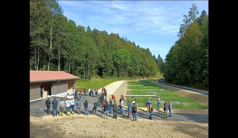 vue d’ensemble du système de traitement par phragmifiltre lors de la journée d’inauguration. 
Photo: Raphaël Riat, RWB.