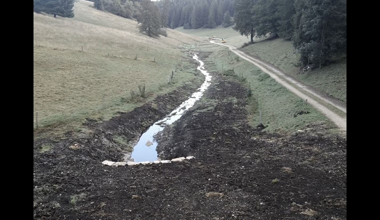 Travaux de remise à ciel ouvert d’un ruisseau dans le cadre de la revitalisation de la Combe des Beusses.
Photo: Raphaël Riat, RWB.