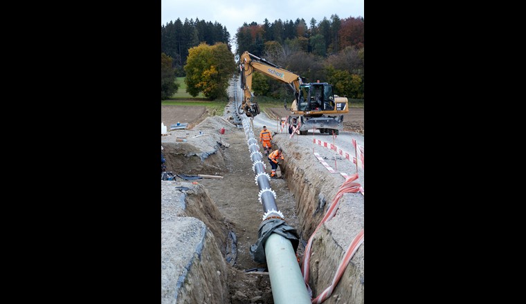 Fig. 6 Impressions des travaux de construction: insertion du tube intérieur. (Photo: Jean-Luc Auboeuf)
