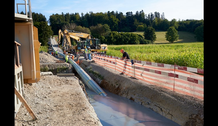 Fig. 6 Impressions des travaux de construction: Insertion du tube externe. (Photo: Jean-Luc Auboeuf)