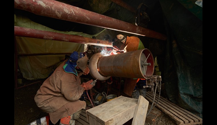 Fig. 6 Impressions des travaux de construction: Soudure du manchon. (Photo: Jean-Luc Auboeuf)
