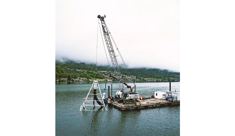 Fig. 6 Versenken des ersten Seihers (ohne Entnahmekorb) im Bielersee.