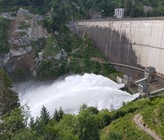 Staumauer von Rossens, künstliches Hochwasser (Bild: ©Etat de Fribourg - Staat Freiburg) Staumauer von Rossens, künstliches Hochwasser (Bild: ©Etat de Fribourg - Staat Freiburg)