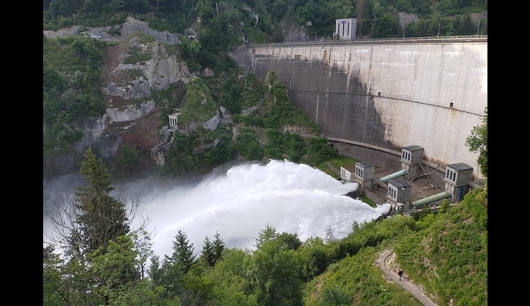 Staumauer von Rossens, künstliches Hochwasser (Bild: ©Etat de Fribourg - Staat Freiburg)