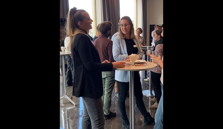 Ankommen bei Kaffee und Kuchen und gleich netzwerken.
Foto: Sicher/VSA