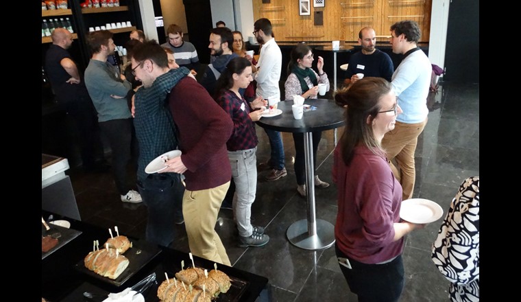 Ankommen bei Kaffee und Kuchen und gleich netzwerken.
Foto: Sicher/VSA