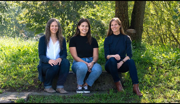 Untersuchten, wie sich Giftstoffe aus Blaualgen auf Fische auswirken: Die Eawag Forschungsgruppenleiterinnen Colette vom Berg (links) und Elisabeth Janssen (rechts) sowie Mariana de Almeida Torres (Mitte), eine Stipendiatin des Eawag Partnerschaftsprogramms (Bild: ©Eawag, Peter Penicka).