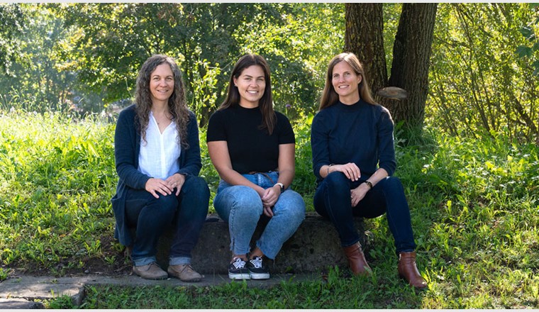Ils ont étudié l'impact des toxines des algues bleues sur les poissons : Colette vom Berg (à gauche) et Elisabeth Janssen (à droite), responsables du groupe de recherche de l'Eawag, et Mariana de Almeida Torres (au centre), une boursière du programme de partenariat de l'Eawag (photo : ©Eawag, Peter Penicka).