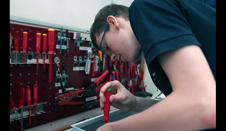 Dominik Zubler gibt Einblick in seinen Arbeitsalltag als Automatiker EFZ. Foto: NeoViso/VSA