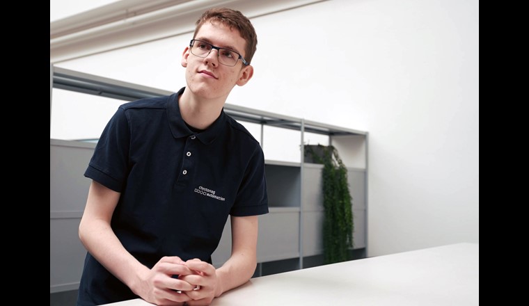 Dominik Zubler donne un aperçu de son travail quotidien en tant qu'automaticien CFC. Photo : NeoViso/VSA