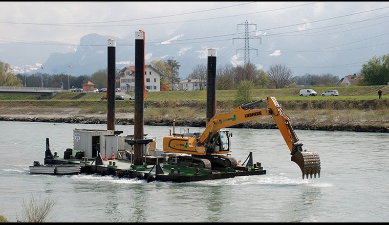 Ein Bagger reisst die Flusssohle im Alpenrhein auf, damit beobachtet werden kann, was sich dadurch im Grundwasser verändert. (Foto: Matthias Brennwald, Eawag)