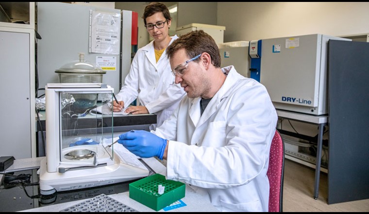 Forschende bestimmen die Quaggamuschel-Biomasse in besiedelten Seen. (Bild: ©Eawag, Esther Michel)