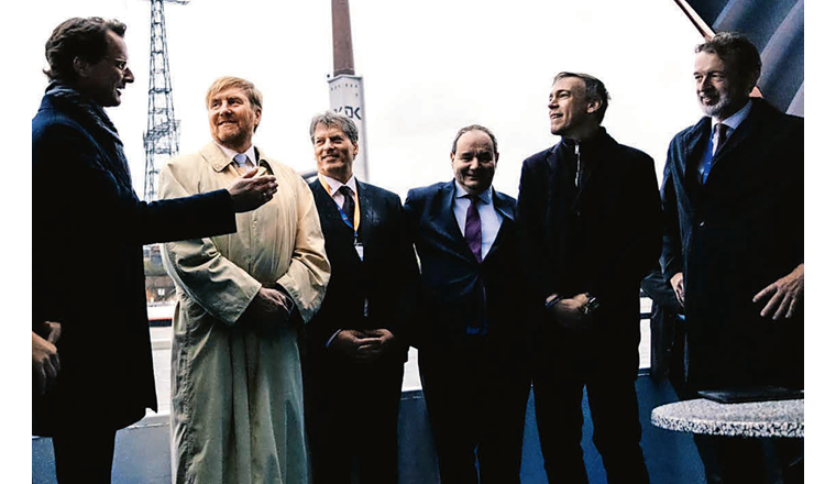 Der König der Niederlande, Willem-Alexander (2.v.l.), und Boudewijn Siemons, CEO der Port of Rotterdam Authority (1.v.r.), zu Besuch bei duisport-CEO Markus Bangen (3.v.r.) (Foto: ©Robin-Alysha-Clemens