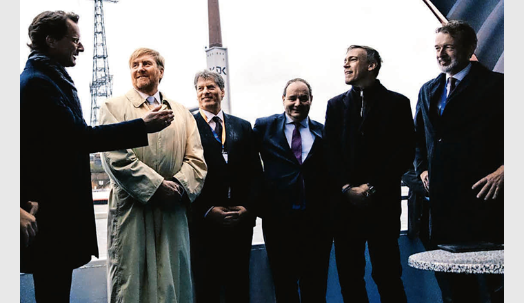 Le roi des Pays-Bas, Willem-Alexander (2e à partir de la gauche), et Boudewijn Siemons, CEO de la Port of Rotterdam Authority (1er à partir de la droite), en visite chez le CEO de duisport, Markus Bangen (3e à partir de la droite) (Photo : ©Robin-Alysha-Clemens
