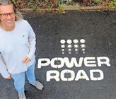 Dirk Kemper auf dem Power Road-Demonstrator am Institut für Strassenwesen an der RWTH Aachen. Die der Strasse entzogene Wärme wird in einen Speicher geleitet und dann zum Heizen des nahegelegenen Performance Center für Asphaltprüfungen genutzt. (Bild: ©RWTH Aachen) Dirk Kemper auf dem Power Road-Demonstrator am Institut für Strassenwesen an der RWTH Aachen. Die der Strasse entzogene Wärme wird in einen Speicher geleitet und dann zum Heizen des nahegelegenen Performance Center für Asphaltprüfungen genutzt. (Bild: ©RWTH Aachen)