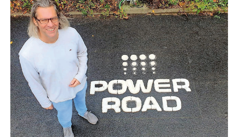 Dirk Kemper auf dem Power Road-Demonstrator am Institut für Strassenwesen an der RWTH Aachen. Die der Strasse entzogene Wärme wird in einen Speicher geleitet und dann zum Heizen des nahegelegenen Performance Center für Asphaltprüfungen genutzt. (Bild: ©RWTH Aachen)