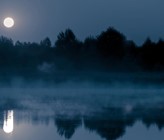 Nur der Vollmond: Ein See bei Nacht, ohne Lichtverschmutzung. (Bild: ©Shutterstock)