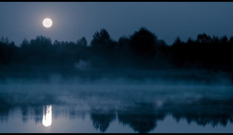Nur der Vollmond: Ein See bei Nacht, ohne Lichtverschmutzung. (Bild: ©Shutterstock)