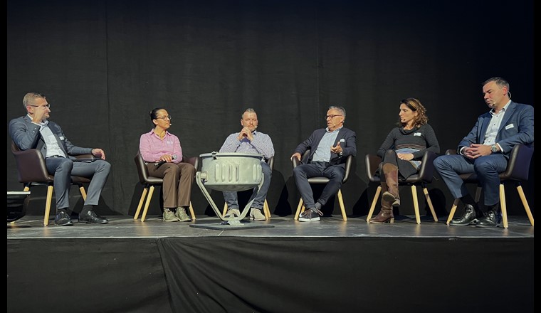 An der Podiumsdiskussion wurde rege diskutiert. Im Bild v.l.n.r.: Moderation: Dominique Reber, Hirzel.Neef.Schmid.Konsulenten, Eva van der Want, Klima-Expertin / Airfix, Stefan Schaffner, WKK-Experte / CEO IW, Meinrad Pfister, Vorstand IGAS / Landwirt, Fabienne Thomas, Leiterin Politik, aeesuisse, Martin Rufer, Direktor Bauernverband (© K. Müller/Eventuelle)