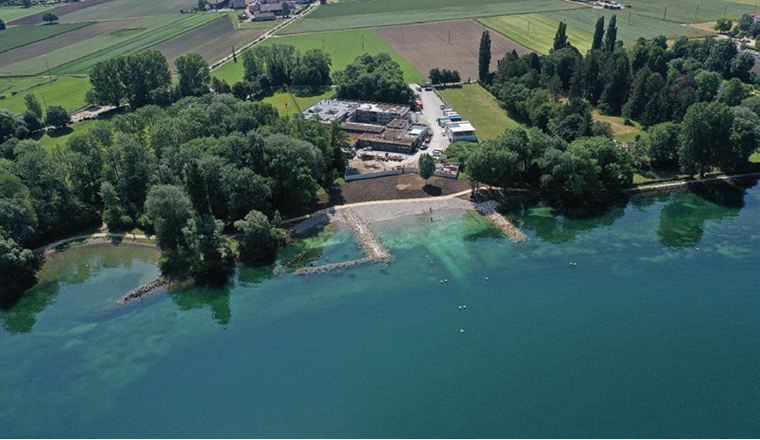 Naturnahe Uferbucht mit einer Flachwasserzone im Bierlesee, Gemeinde Ipsach, kurz nach der Fertigstellung 2023. Koordinaten: 2’583’888, 1’218’970 (Foto: Alain Perrenoud/Geoplan Team AG Ipsach)
