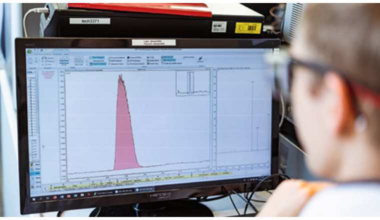 Lors d'essais en laboratoire, des chercheurs de l'Université technique de Freiberg ont obtenu avec Organoclays une performance de filtrage de l'acide perfluoroheptanoïque allant jusqu'à 95 pour cent. La publication originale peut être consultée à l'adresse suivante : https://doi.org/10.1002/ cite.202300097 (PFHpA). (Image : © TU Bergakademie Freiberg/ Andreas Hiekel)