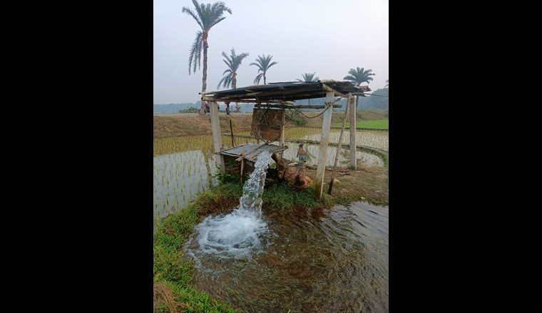 Irrigation par les eaux souterraines à l'aide d'une pompe électrique dans le sud-ouest du Bangladesh. (Photo : Ahmed Ziaur Rahman)