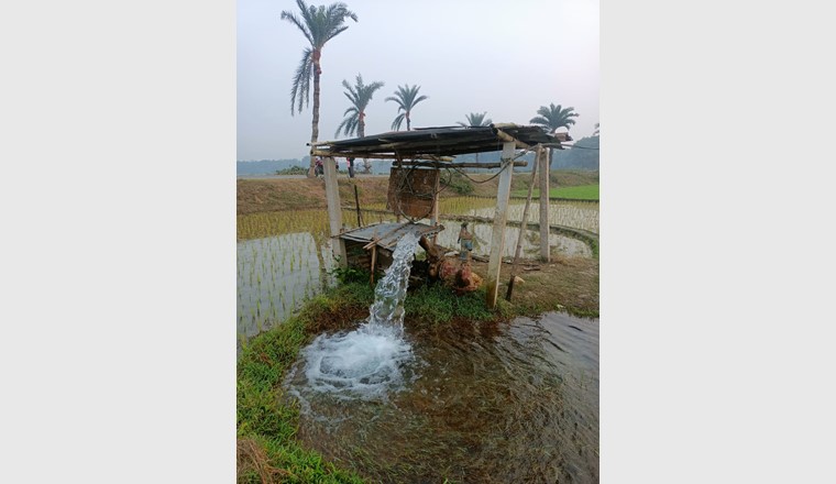 Irrigation par les eaux souterraines à l'aide d'une pompe électrique dans le sud-ouest du Bangladesh. (Photo : Ahmed Ziaur Rahman)