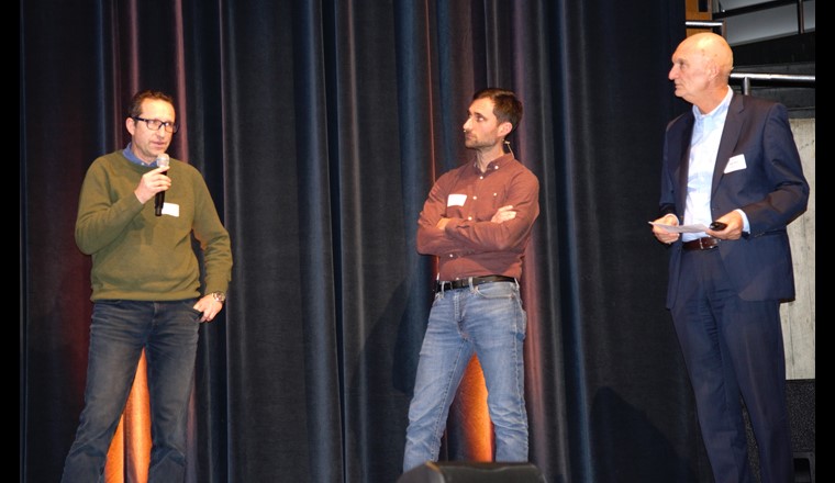 Andreas Nocker (links), Luigino Grasso und Tagungsmoderator Adrian Rieder (rechts)  bei der Fragerunde zu den Vorträgen über Möglichkeiten des Monitorings von Trinkwasserverteilnetzen mithilfe der Durchflusszytometrie.